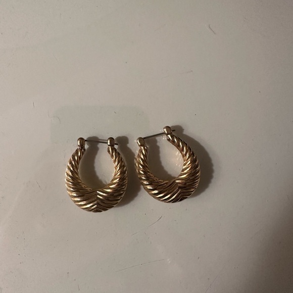 Jewelry - Elegant Gold Hoop Earrings